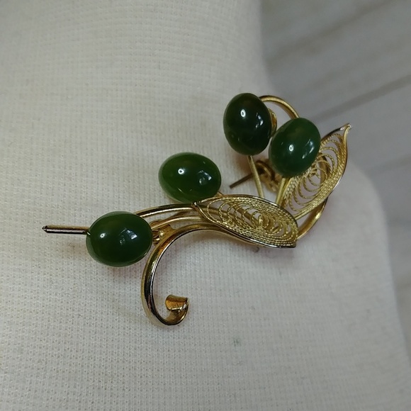 Vintage 60's Jade and Gold Toned Brooch Floral Filigree Design - Picture 4 of 7